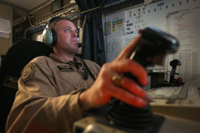 MQ-9 Predator được triển khai ở căn cứ Fort Huachuca ở Sierra Vista bang Arizona để hàng ngày thực hiện nhiệm vụ tuần tra, trinh sát và phát hiện các đối tượng buôn lậu ma tuý, hàng hoá và quản lý người nhập cư bất hợp pháp.. Ảnh: Nhân viên điều khiển MQ-9 Predator tại căn cứ qua màn hình